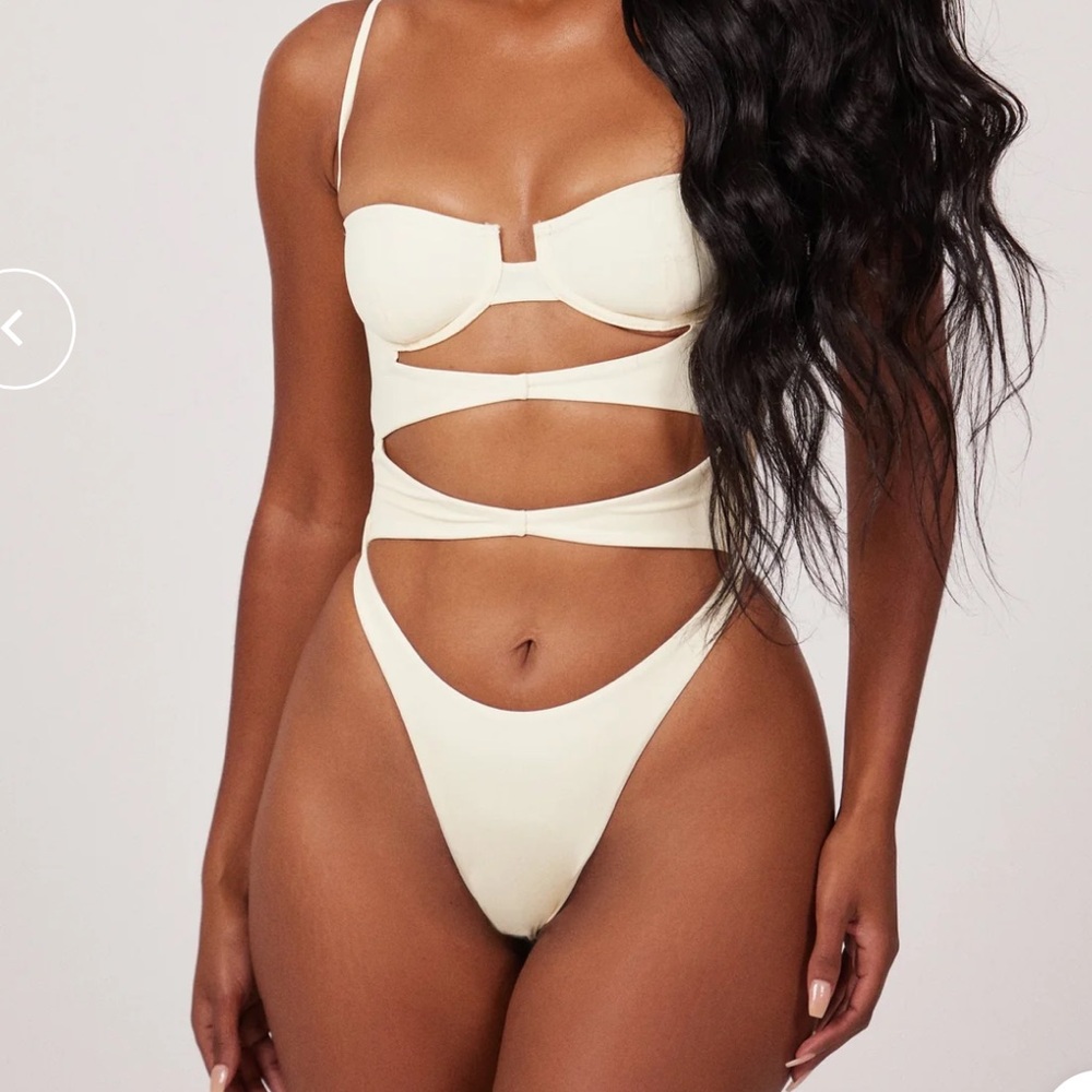MARSTHELABEL The cut out cup swim- Cream